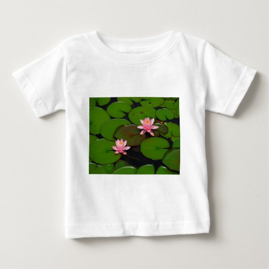 ピンクの蓮の水百合花園 ベビーTシャツ (正面)