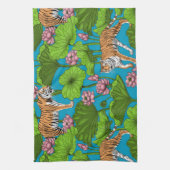 ピンクの蓮の池の虎 キッチンタオル (縦)