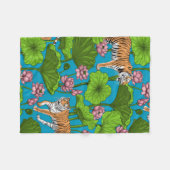 ピンクの蓮の池の虎 フリースブランケット (正面(横))