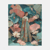 ピンクの蓮の花園に佇むエレガントな韓服の女性 フリースブランケット (正面)