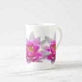 ピンクの蓮の花 ボーンチャイナマグカップ (正面右)