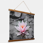 ピンクの蓮の花 吊り下げ型タペストリー (傾斜あり)