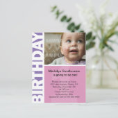 ピンクの薄紫パネル第1の誕生日招待状 インビテーションポストカード (スタンド正面)