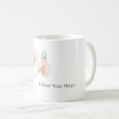 ピンクの蘭の花とミントグリーンの蝶 コーヒーマグカップ (正面右)