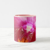 ピンクの蘭の花 ツートーンマグカップ (中央)