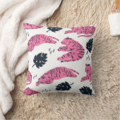 ピンクの虎はいろいろな位置にいる。熱帯リーア クッション (ブランケット)