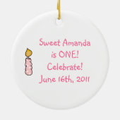 ピンクの蝋燭の第1誕生日の記念品のオーナメント セラミックオーナメント (裏面)