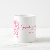 ピンクの蝶があなたの翼を広げて飛ぶ コーヒーマグカップ (中央)