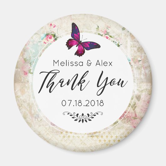 ピンクの蝶とぼろぼろのヴィンテージのバラのウェディング マグネット (正面)