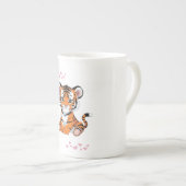 🐯ピンクの蝶とベビー虎のイラスト - ボーンチャイナマグカップ (正面右)
