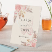 ピンクの蝶のバラベージュのパンパスギフトカードのサイン 台座サイン (インサイチュ)