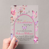ピンクの蝶の赤ちゃんシャワーに出会えて魅了された アクリル招待状 (インサイチュ (ポータブル))