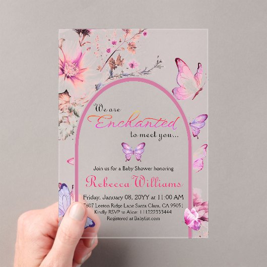ピンクの蝶の赤ちゃんシャワーに出会えて魅了された アクリル招待状 (インサイチュ (ポータブル))