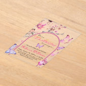 ピンクの蝶の赤ちゃんシャワーに出会えて魅了された アクリル招待状 (レイダウン)