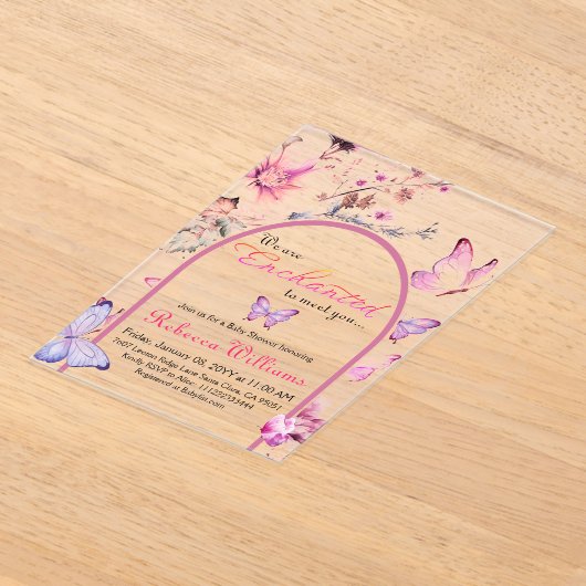 ピンクの蝶の赤ちゃんシャワーに出会えて魅了された アクリル招待状 (レイダウン)