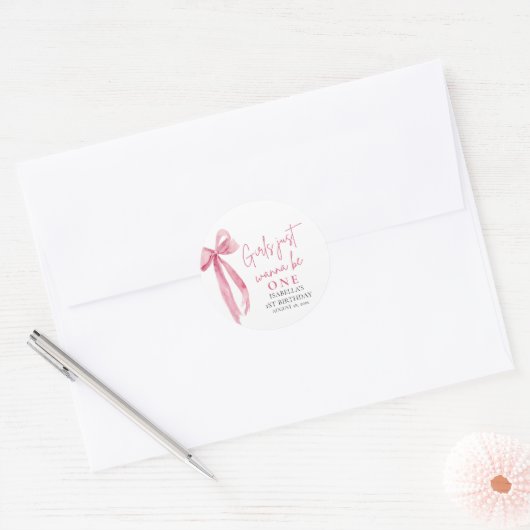 ピンクの蝶ネクタイの女の子はただひとりになりたい 1歳の誕生日 ラウンドシール (封筒)