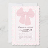 ピンクの蝶ネクタイ水玉 女の子の誕生日招待状 招待状 (正面)