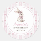 ピンクの蝶ネクタイ ウサギ ビンテージ ウサギ 1歳の誕生日 ラウンドシール (正面)