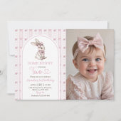 ピンクの蝶ネクタイ ウサギ ヴィンテージ ウサギ 2歳の誕生日写真 招待状 (正面)