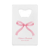 ピンクの蝶ネクタイ ガーリーな美学 ブライズパーティー ギフト クレジットカード栓抜き (裏面)