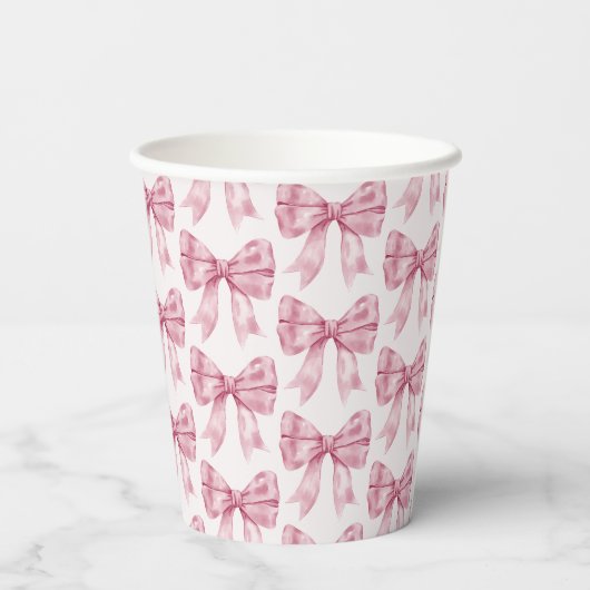 ピンクの蝶ネクタイ ベイビーシャワーまたはブライズシャワー、誕生日パーティー 紙コップ (裏面)