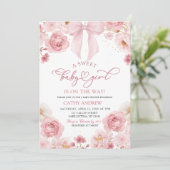 ピンクの蝶リボン コケティー スイートベイビーガールがやってくる 招待状 (スタンド正面)