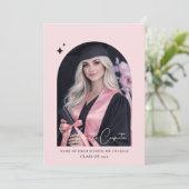 ピンクの蝶結びの写真 黒背景 エレガントな卒業式 案内状 (スタンド正面)