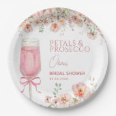 ピンクの蝶結びの花びらとプロセッコ ブラッシュ ブライダルシャワー ペーパープレート (正面)