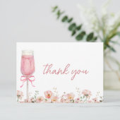 ピンクの蝶結びの花びらとプロセッコ ブラッシュ ブライダル シャワー サンキューカード (スタンド正面)