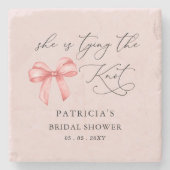 ピンクの蝶結びの髪飾りをつけた彼女は、 ブライダルシャワーの最中だ ストーンコースター (正面)