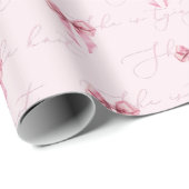 ピンクの蝶結びの髪飾りをつけた彼女は、 ブライダルシャワーの最中だ ラッピングペーパー (ロールコーナー)