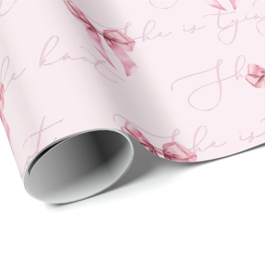 ピンクの蝶結びの髪飾りをつけた彼女は、 ブライダルシャワーの最中だ ラッピングペーパー (ロールコーナー)