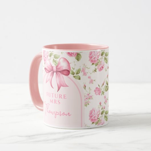 ピンクの蝶結びコケッティ ブライダルシャワー | 未来のMrs マグカップ (正面左)