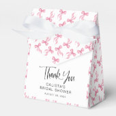 ピンクの蝶結び コケッタ パーソナライズド ブライダルシャワー フェイバーボックス (正面サイド)