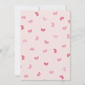 ピンクの蝶結び コケティーな楽しい小さな女の子 ベイビーシャワー 招待状 (裏面)