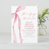 ピンクの蝶結び 彼女の結婚が決まった フォト ブライダルシャワー 招待状 (スタンド正面)