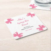 ピンクの蝶結び 彼女は結婚する ブライダルシャワー スクエアペーパーコースター (アングル)