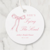 ピンクの蝶結び 彼女は結婚する ブライダルシャワー フェイバータグ (正面)