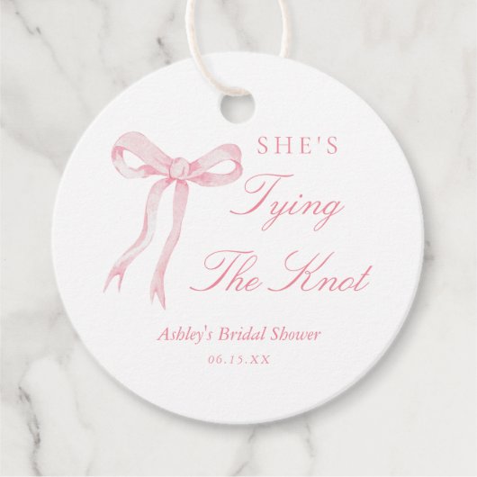 ピンクの蝶結び 彼女は結婚する ブライダルシャワー フェイバータグ (正面)