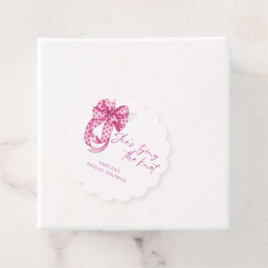 ピンクの蝶結び 彼女は結婚する ブライダルシャワー フェイバータグ (インサイチュ)