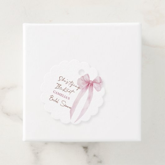 ピンクの蝶結び 彼女は結婚する ブライダルシャワー フェイバータグ (インサイチュ)