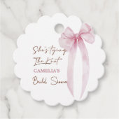 ピンクの蝶結び 彼女は結婚する ブライダルシャワー フェイバータグ (正面)