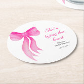 ピンクの蝶結び 彼女は結婚する ブライダルシャワー ラウンドペーパーコースター (アングル)