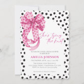 ピンクの蝶結び 彼女は結婚する ブライダルシャワー 招待状 (正面)