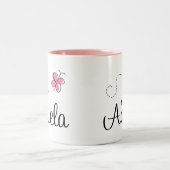 ピンクの蝶Abuelaのギフトのティー ツートーンマグカップ (中央)