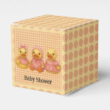 ピンクの衣装を着た可愛らしいアヒル・トリオ