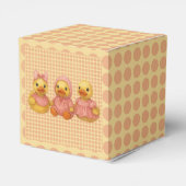 ピンクの衣装を着た可愛らしいアヒル・トリオ フェイバーボックス (裏面サイド)