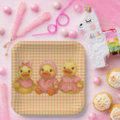 ピンクの衣装を着た可愛らしいアヒル・トリオ ペーパープレート (パーティー)