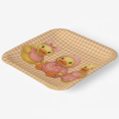 ピンクの衣装を着た可愛らしいアヒル・トリオ ペーパープレート (傾斜あり)