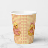 ピンクの衣装を着た可愛らしいアヒル・トリオ 紙コップ (左)